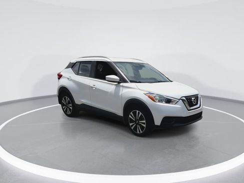 Used 2018 Nissan Kicks SV FWD image 2