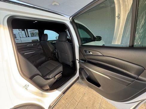 Used 2025 Chevrolet Traverse LT image 23
