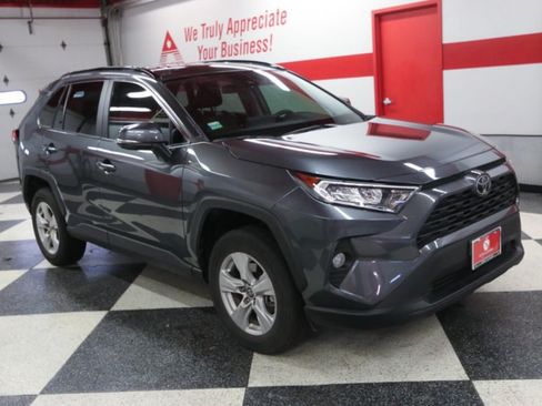 Used 2021 Toyota RAV4 XLE AWD/4WD image 3