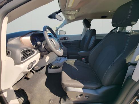 Used 2023 Chrysler Voyager LX image 11