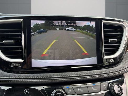 Used 2023 Chrysler Pacifica Limited AWD/4WD image 10
