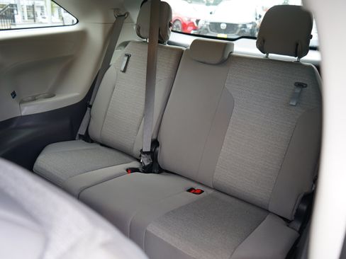 Used 2021 Toyota Sienna LE image 20