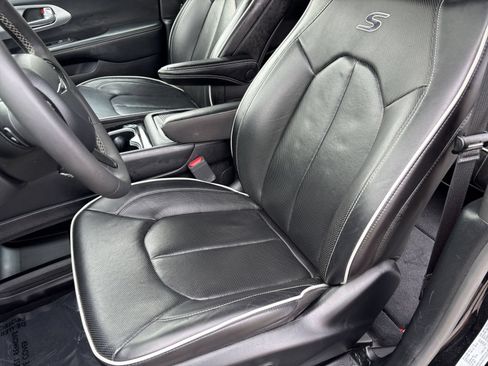 Used 2025 Chrysler Pacifica Limited FWD image 41