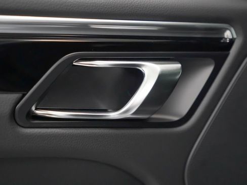 Certified 2025 Porsche Macan Turbo image 15