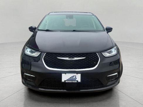 Used 2024 Chrysler Pacifica Touring-L image 4