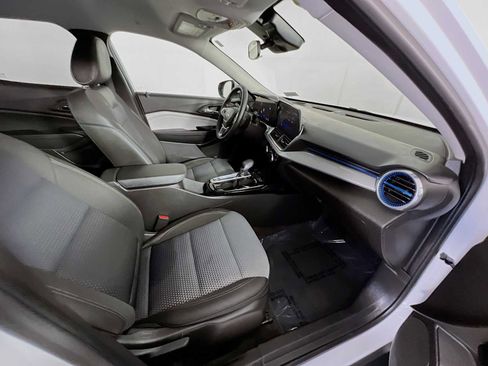 Used 2025 Chevrolet Trax LT w/ LT Convenience Package image 27