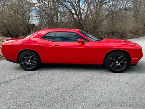 Used 2016 Dodge Challenger R/T w/ Driver Convenience Group RWD image 4