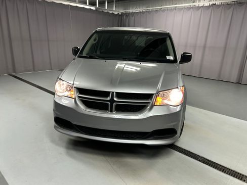 Used 2018 Dodge Grand Caravan SE w/ UConnect Hands-Free Group image 2
