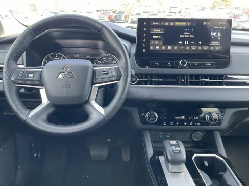 Used 2025 Mitsubishi Outlander SE image 15
