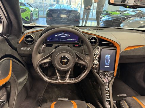 Used 2021 McLaren 720S Spider image 15
