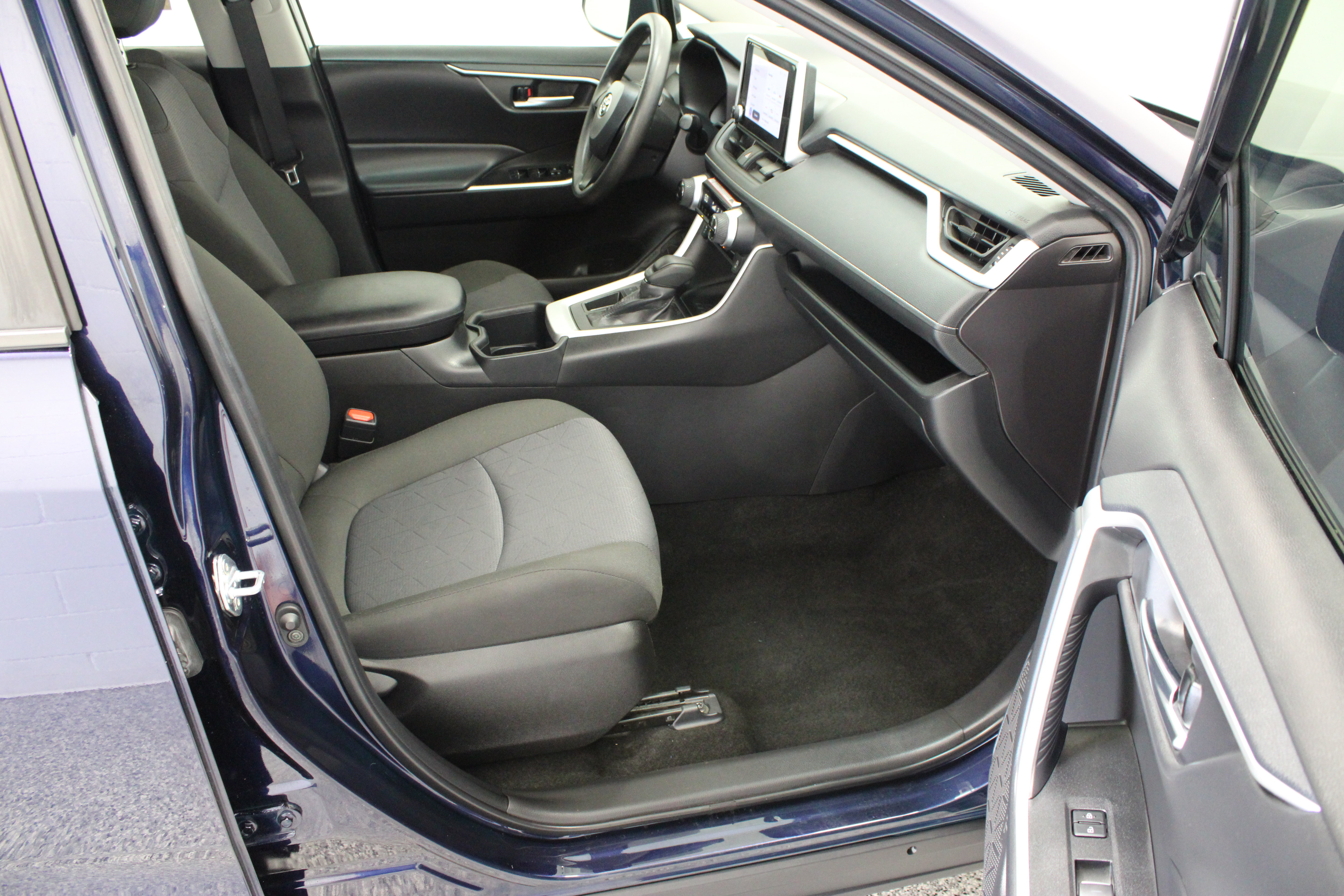 Used 2025 Toyota RAV4 XLE FWD image 36