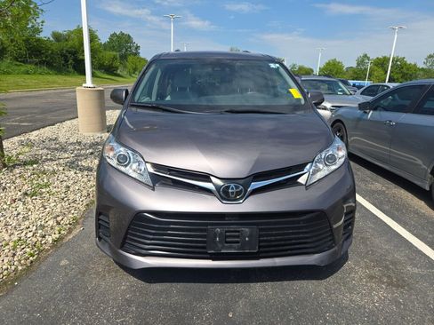 Used 2020 Toyota Sienna LE FWD image 2