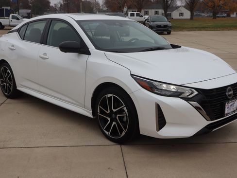 Used 2024 Nissan Sentra SR w/ SR Premium Package image 3