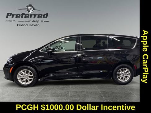 Used 2024 Chrysler Pacifica Touring-L image 9