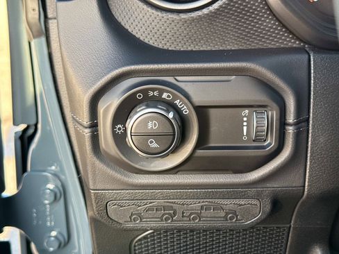 Certified 2025 Jeep Gladiator Rubicon w/ Safety Group image 31