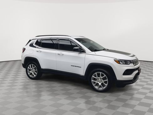 Used 2022 Jeep Compass Latitude w/ Mopar Graphics Package image 39