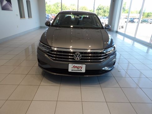 Used 2019 Volkswagen Jetta SE w/ Cold Weather Package FWD image 2