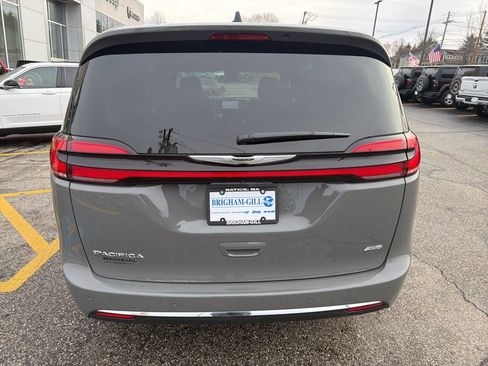 Used 2025 Chrysler Pacifica Select image 19