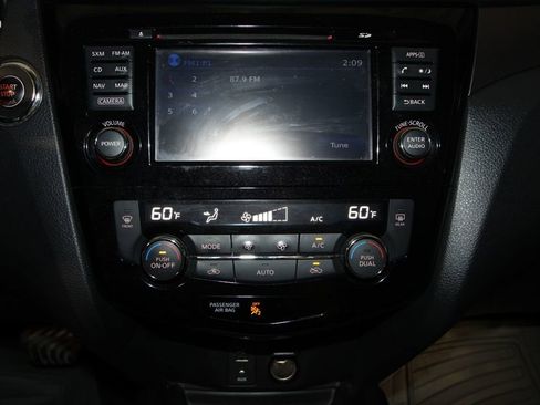 Used 2016 Nissan Rogue SV w/ SV Premium Package image 14