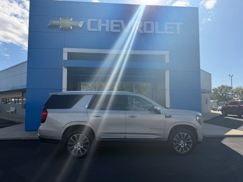 Used 2023 GMC Yukon SLT image 1