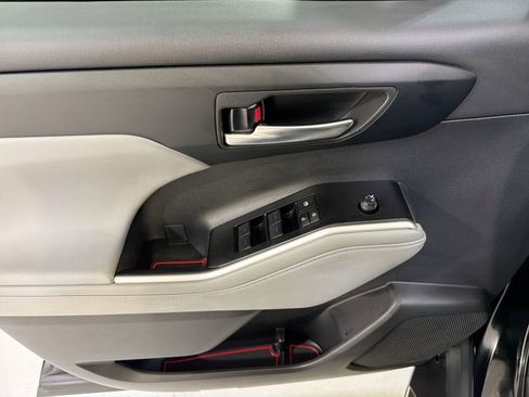 Used 2025 Toyota Highlander XLE image 12