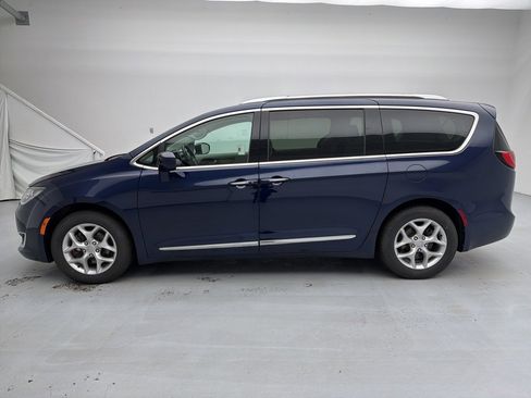 Used 2019 Chrysler Pacifica Touring-L Plus w/ Tire & Wheel Group image 8