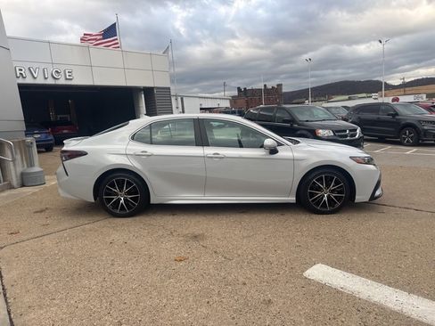 Used 2024 Toyota Camry SE image 8