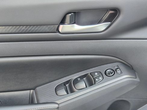 Used 2025 Nissan Altima 2.5 SV FWD image 21