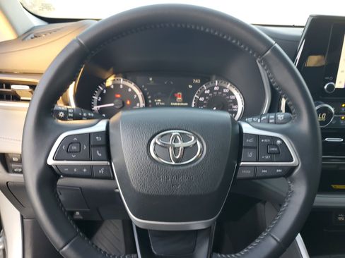 Used 2023 Toyota Highlander XLE image 18