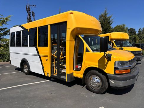 Used 2014 Chevrolet Express 4500 RWD image 1