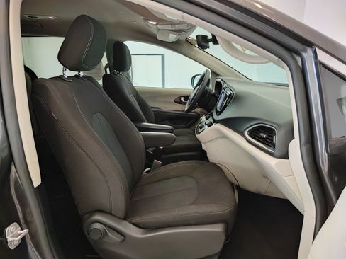 Used 2023 Chrysler Voyager LX FWD image 18