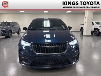 Used 2022 Chrysler Pacifica Touring-L w/ Uconnect Theater Family Group