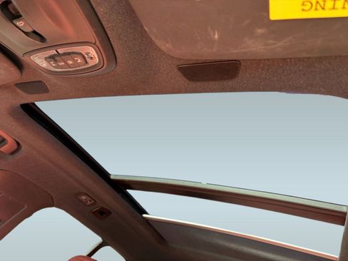 Used 2019 Volvo XC40 T5 Momentum image 16