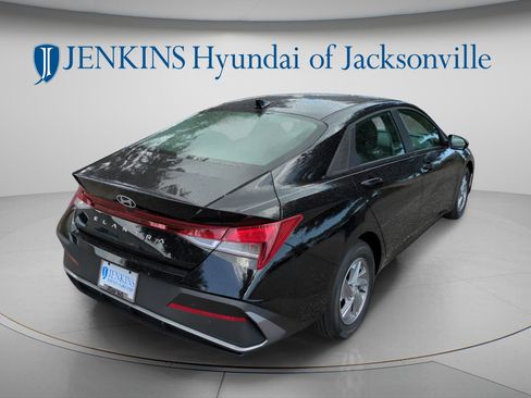 New 2025 Hyundai Elantra SE FWD image 7