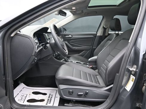 Used 2024 Volkswagen Jetta SE FWD image 9