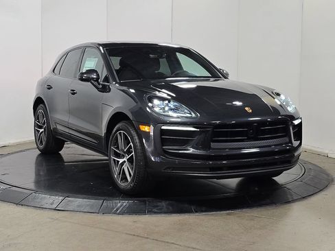 Certified 2025 Porsche Macan AWD/4WD image 3