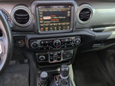 Used 2022 Jeep Gladiator Overland w/ LED Lighting Group AWD/4WD image 23