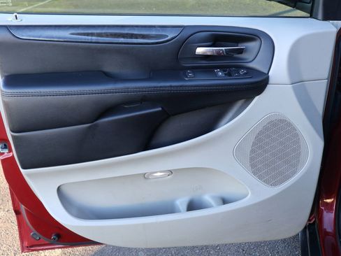 Used 2015 Dodge Grand Caravan American Value Package w/ UConnect Hands-Free Group image 17