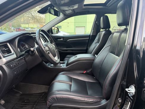 Used 2019 Toyota Highlander SE image 12