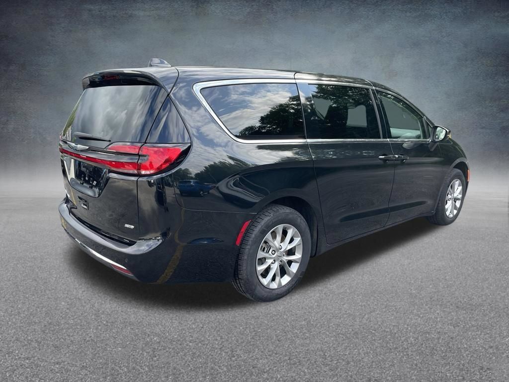 Used 2023 Chrysler Pacifica Touring-L AWD/4WD image 10