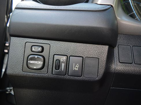 Used 2018 Toyota RAV4 LE FWD image 30