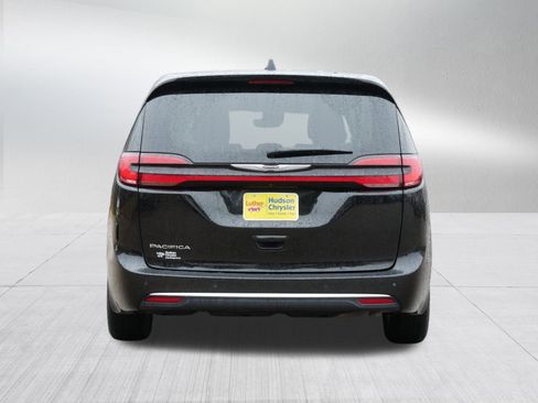 Certified 2024 Chrysler Pacifica Touring-L image 6