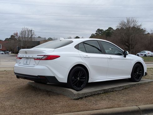 Used 2025 Toyota Camry SE w/ Convenience Package image 3