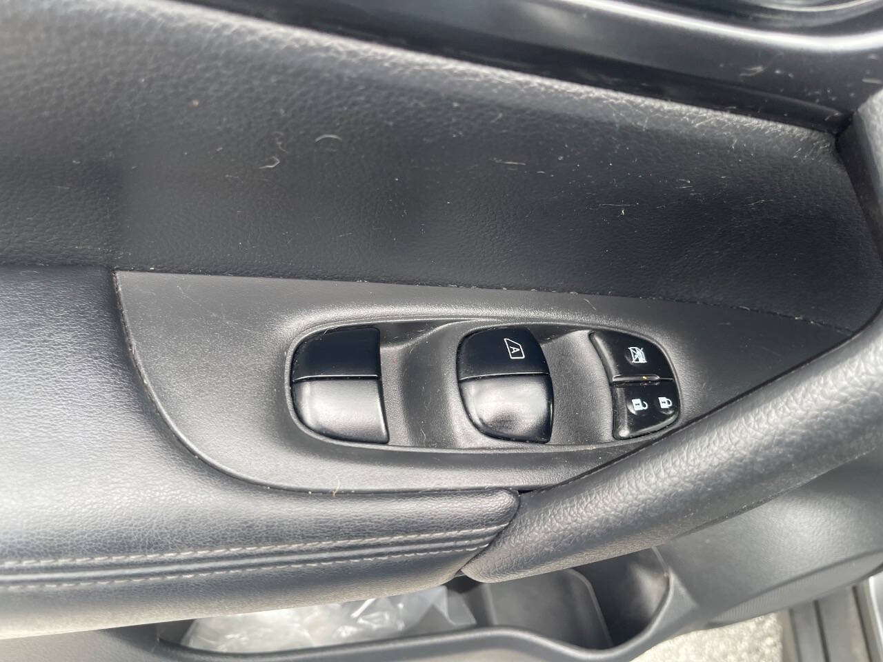 Used 2018 Nissan Rogue SV AWD/4WD image 13