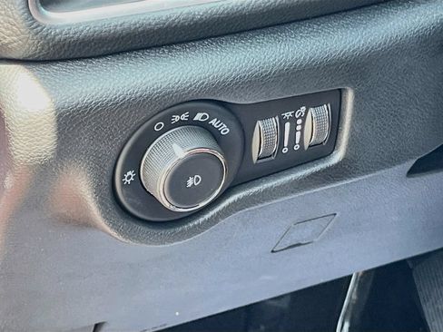 Used 2025 Chrysler Pacifica Pinnacle FWD image 10