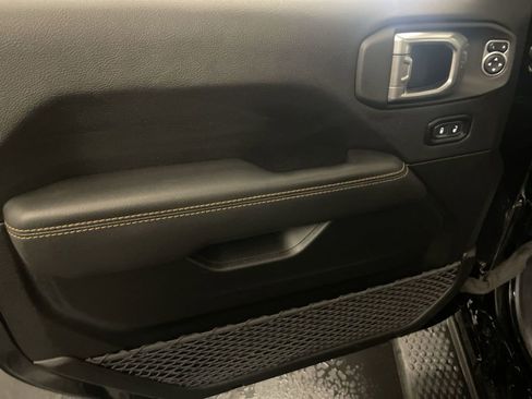 Used 2023 Jeep Wrangler Unlimited Sahara AWD/4WD image 16