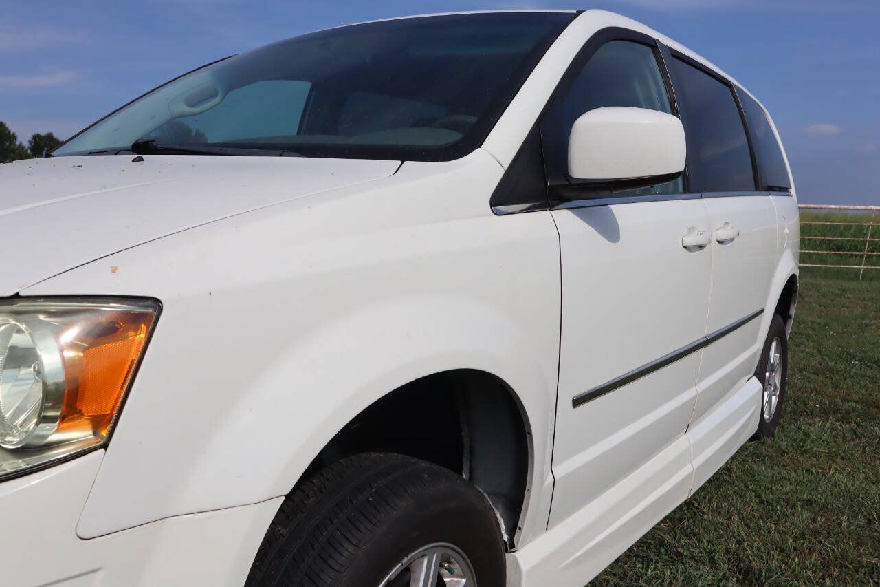 Used 2010 Chrysler Town & Country Touring FWD image 16