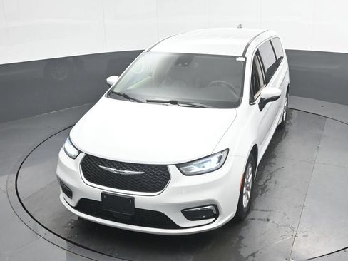 Used 2023 Chrysler Pacifica Touring-L FWD image 33