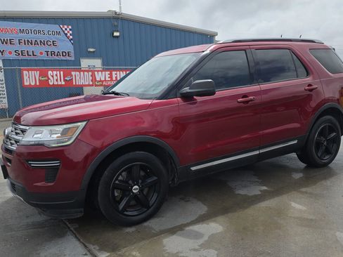 Used 2018 Ford Explorer XLT image 1