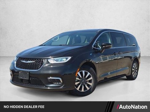 Used 2024 Chrysler Pacifica Limited FWD image 1